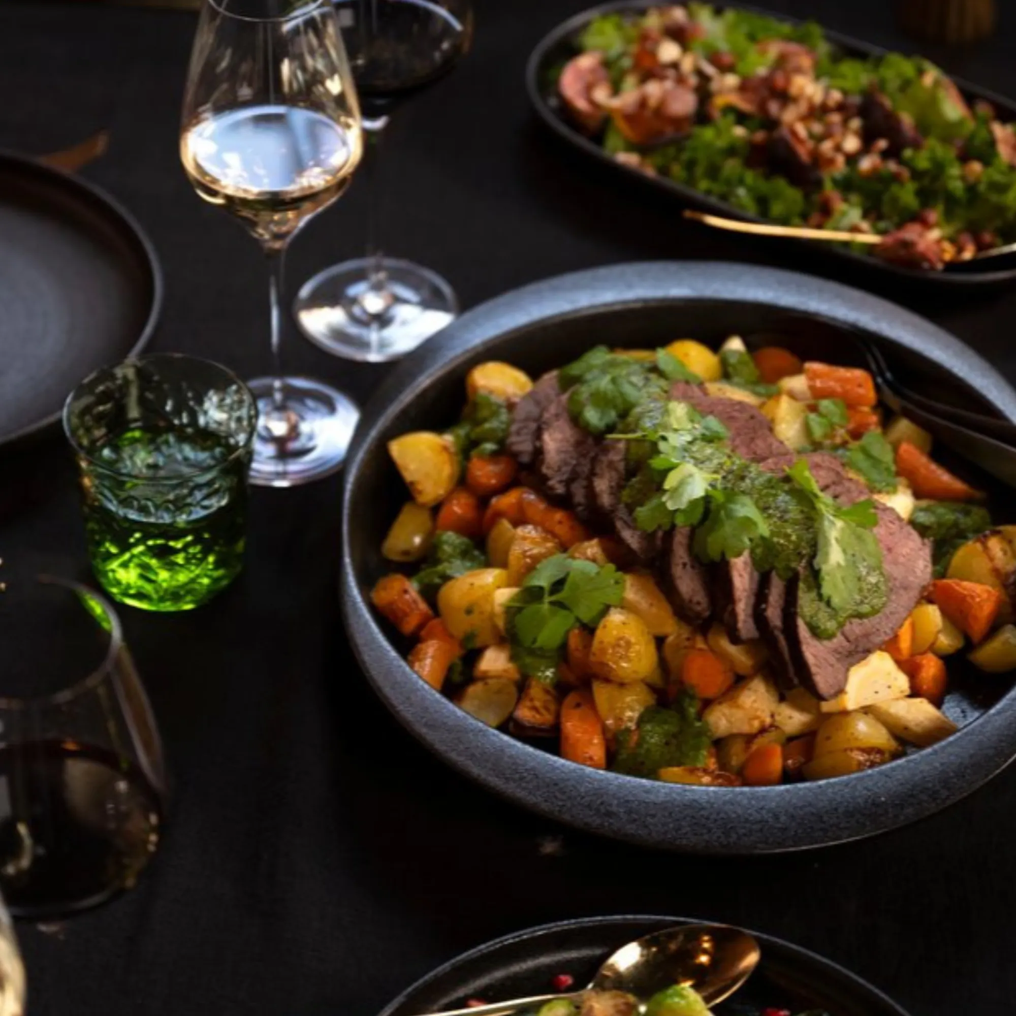 wołowina, danie, warzywa, patelnia, kieliszek wina