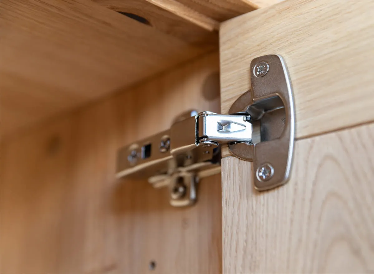 Komoda dębowa 3-drzwiowa z lamelami TIRANO Dąb olejowany, Czarny - ZITIR05L