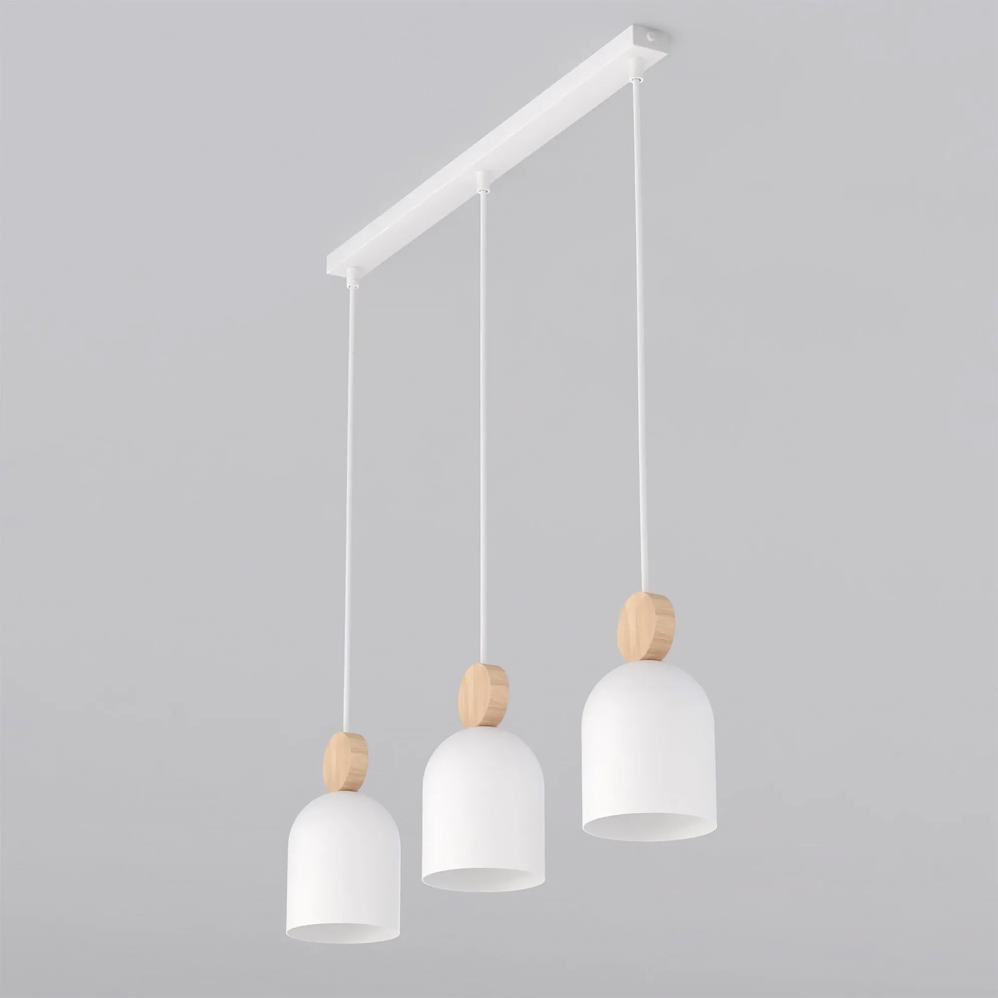 lampa wisząca, trzypunkowa, białe abażury, drewniane elementy, metalowy mocowanie