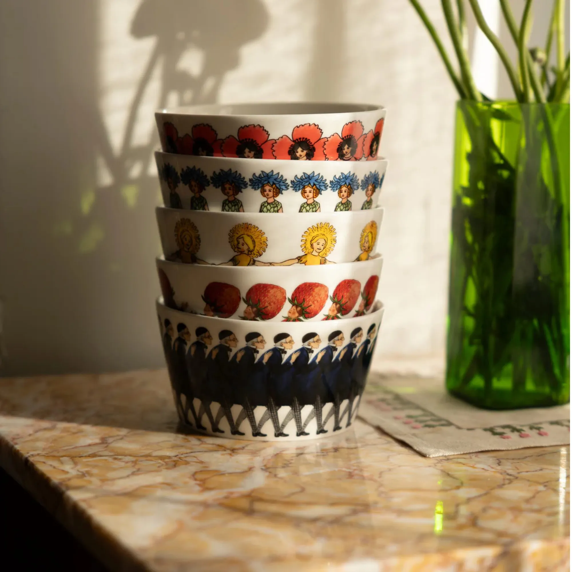 image miska porcelanowa, stosy misek, kolorowe wzory, zestaw ceramiczny, dekoracja stołu