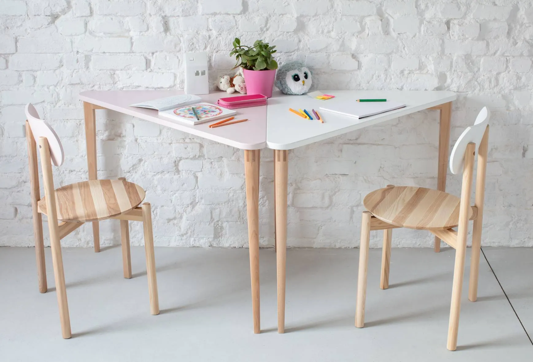 Biurko narożne NAJA 114x85 trójkątne miętowy blat/bukowe nogi - NRGB_NCD11