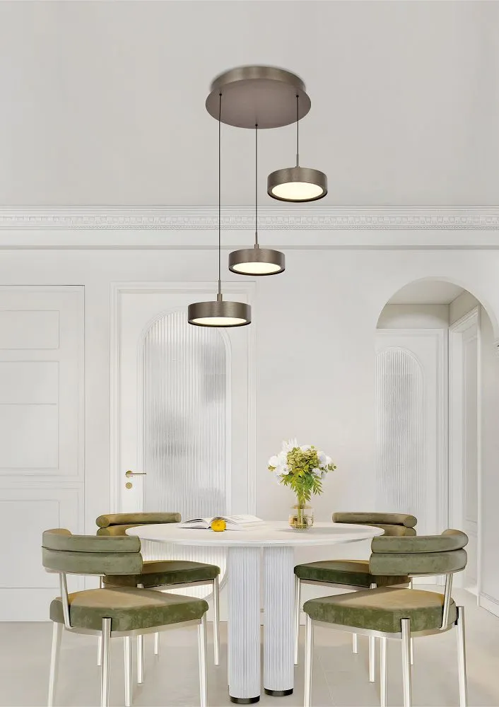 lampa wisząca, ciągłe oświetlenie, stół okrągły, krzesła zielone, wnętrze minimalistyczne