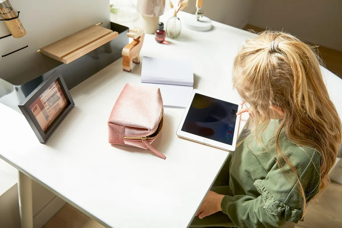 Biurko dziecięce drewniane białe KOMBI 120x67 z nadstawką i szufladą - 320-10