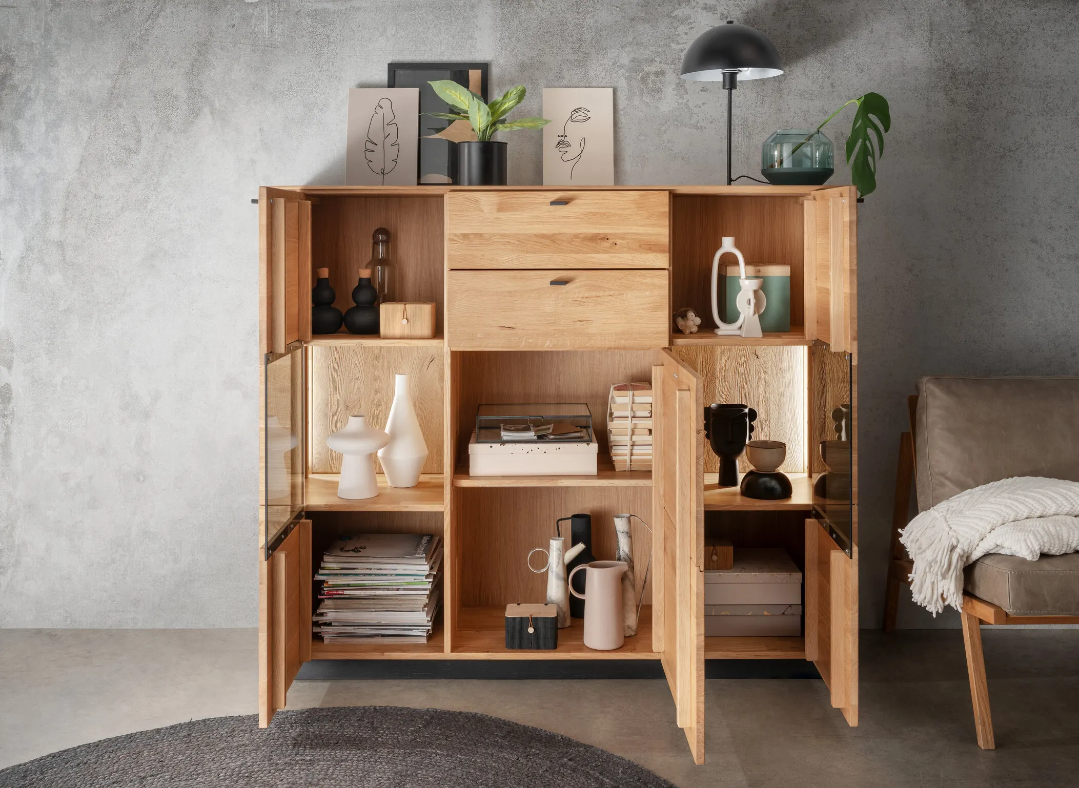 Kredens – komoda dębowa z witryną PRESENT 3-drzwiowa z 2 szufladami 158x127 i - GK_103623040202