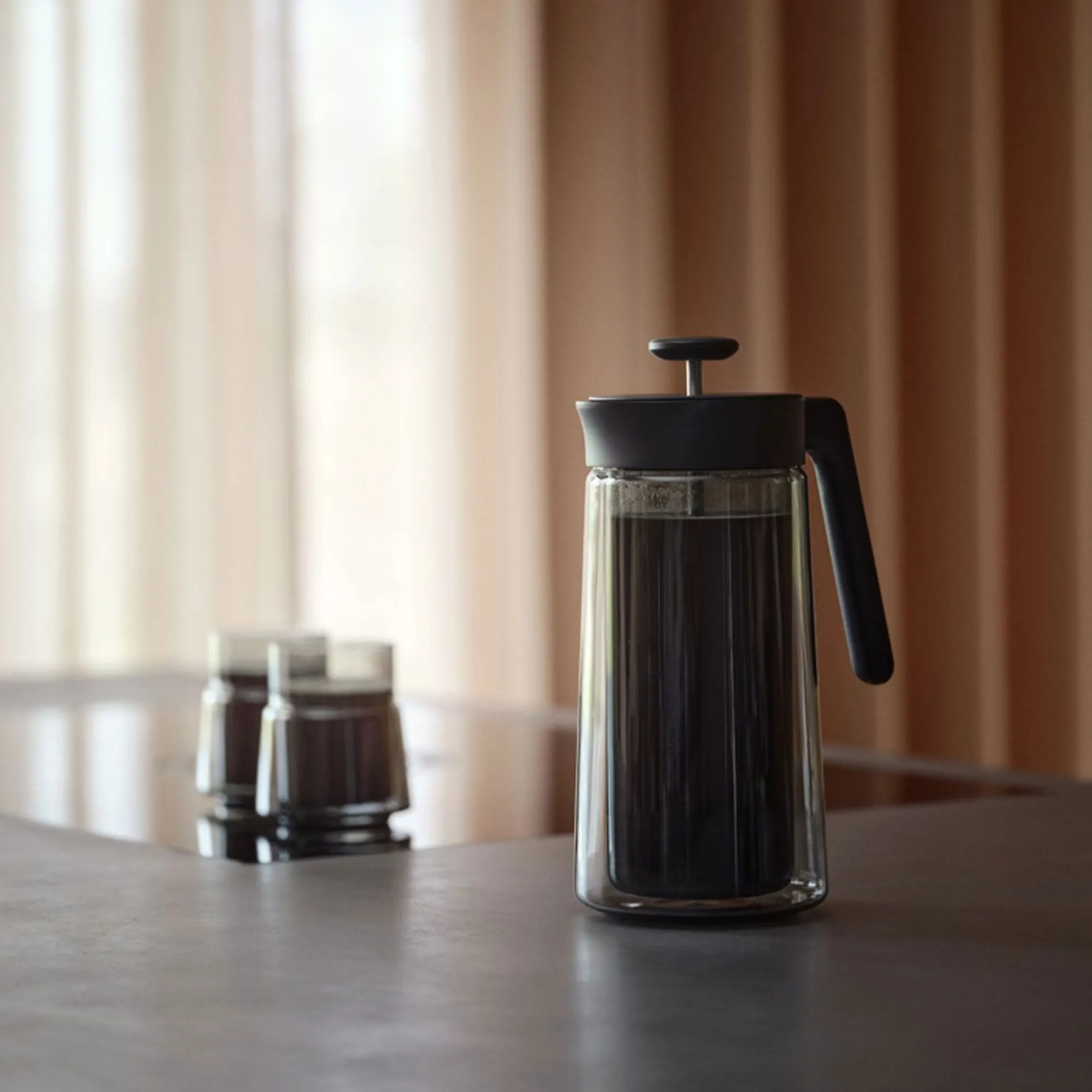 kawiarka, dzbanek do kawy, szklany dzban, metalowy uchwyt, kierownica uchwyt