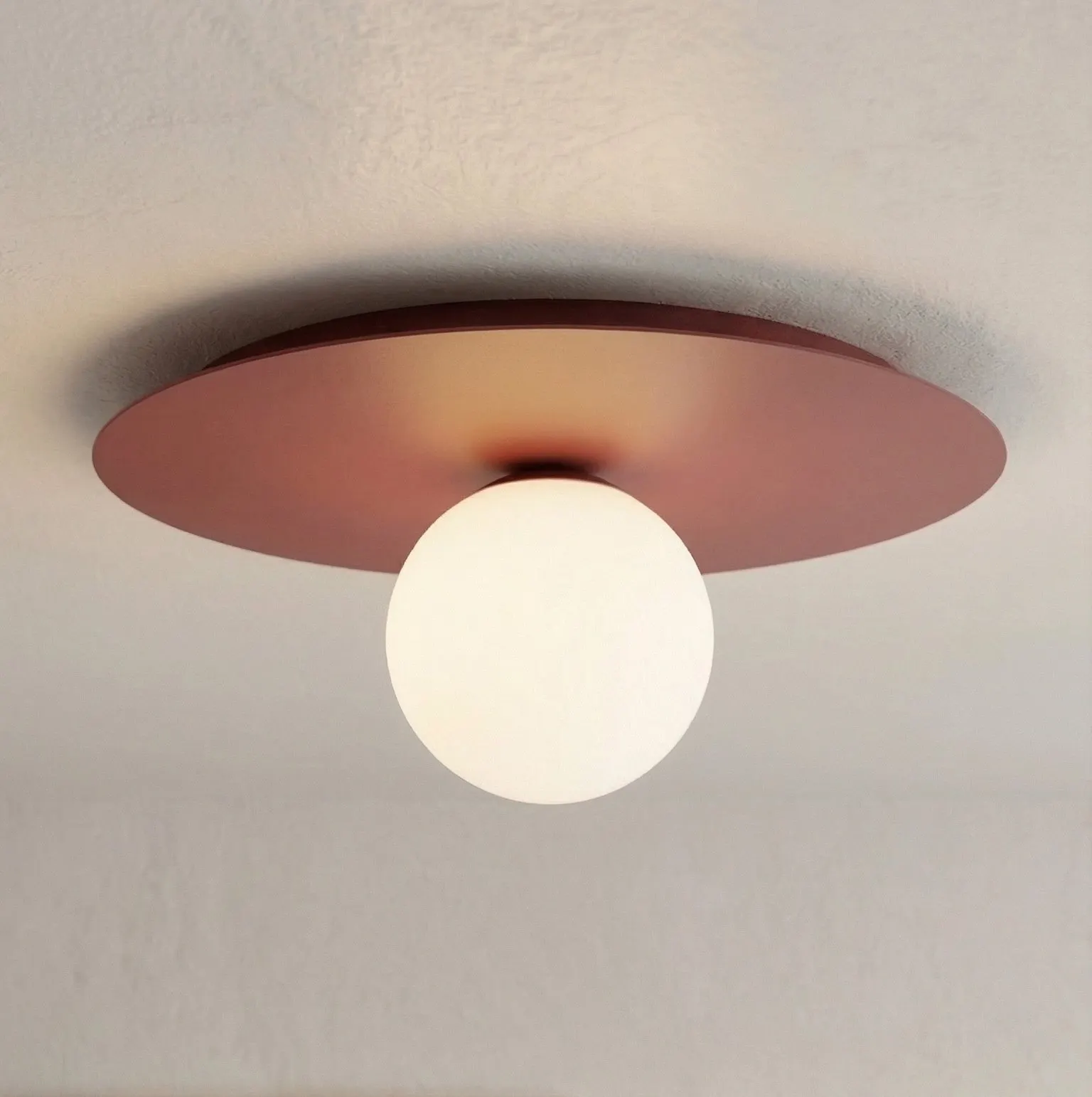 lampa sufitowa, kulkowa lampa, białe światło, minimalistyczny design, metalowy montaż