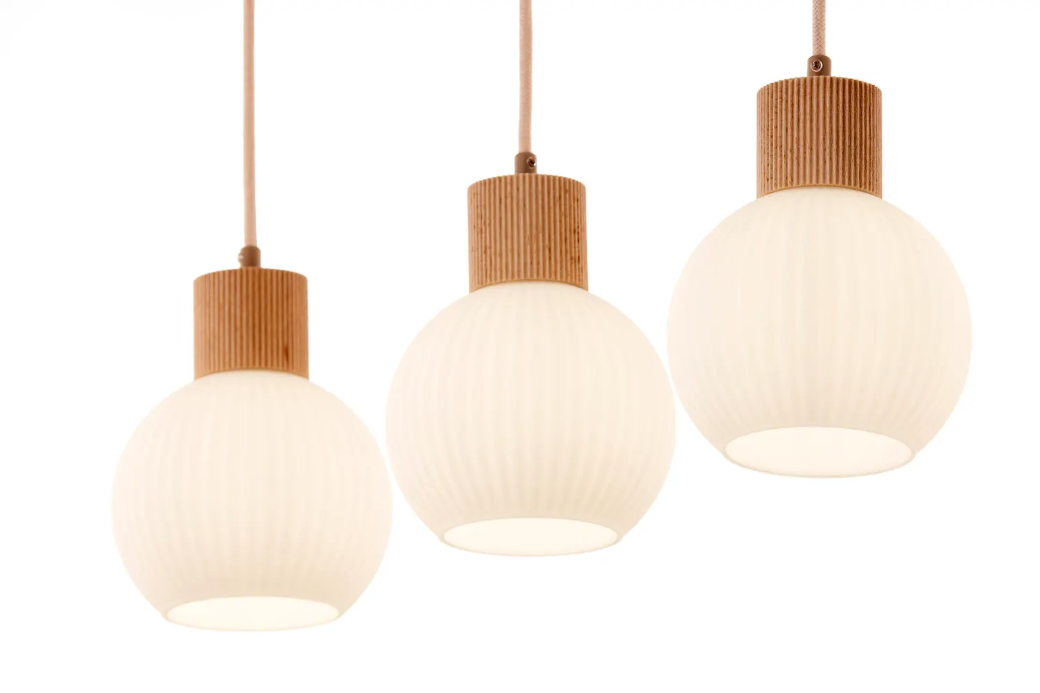 image lampa wisząca, trzy lampy, klosz ceramiczny, uchwyt drewniany, drewniana oprawa