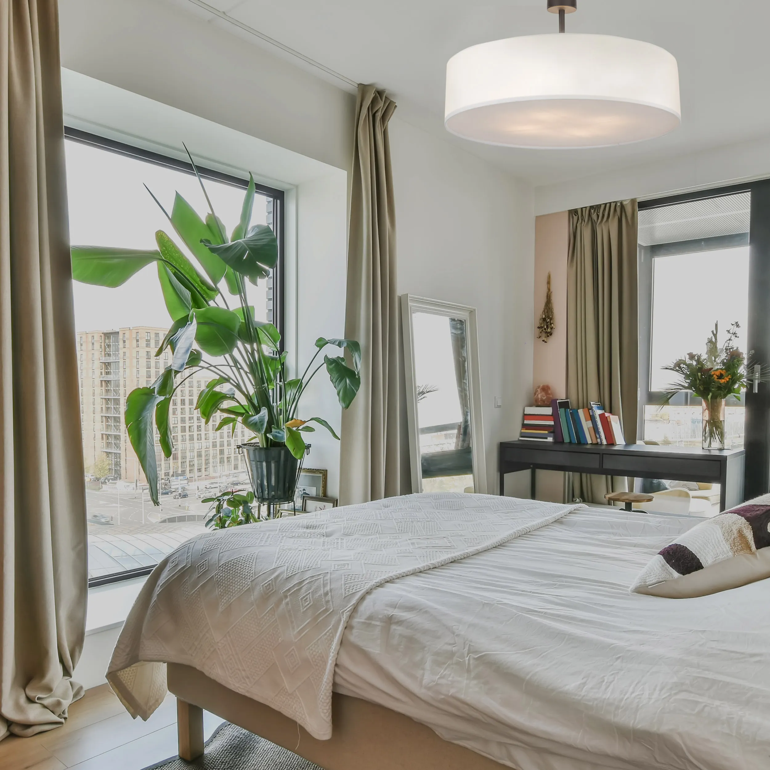 Lampa sufitowa RONDO na czarnej podstawie biała okrągła z tkaniny 60x35cm - TK_4242