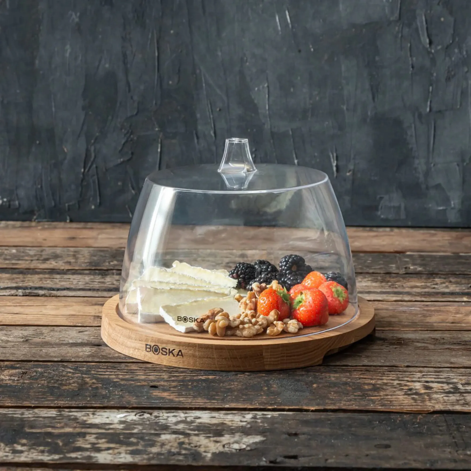 image tortenka, pokrywa szklana, drewiany podstawa, owoce jagodowe, deserowy zestaw