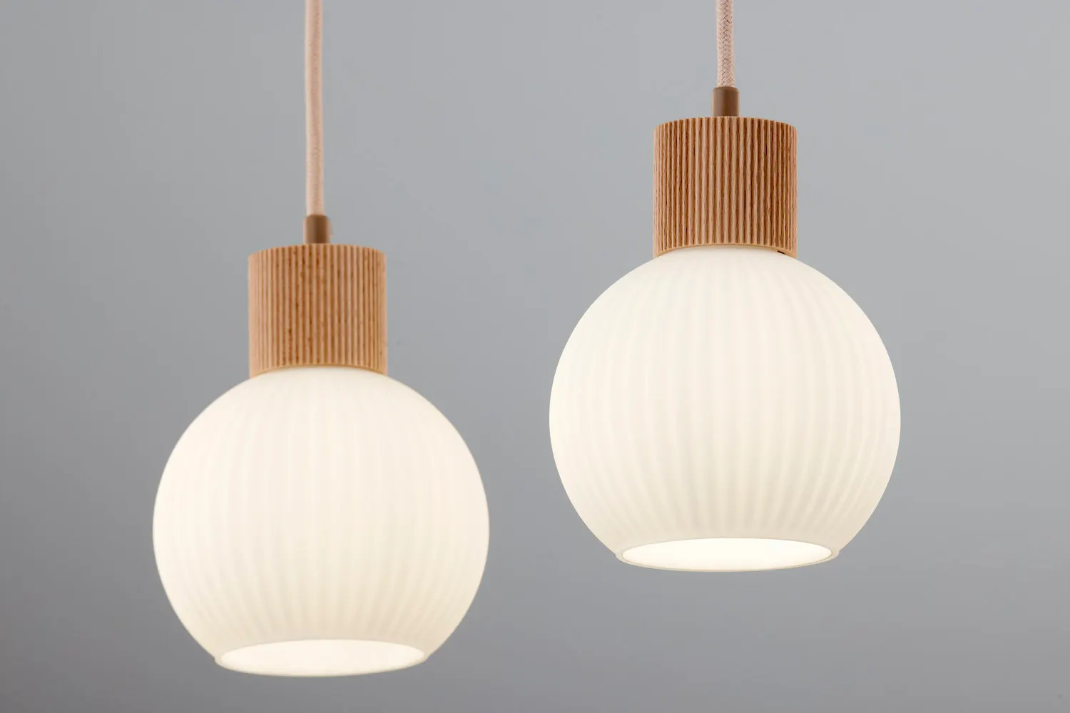lampa wisząca, glob świecący, drewniana oprawa, szklana kula, kabel pleciony