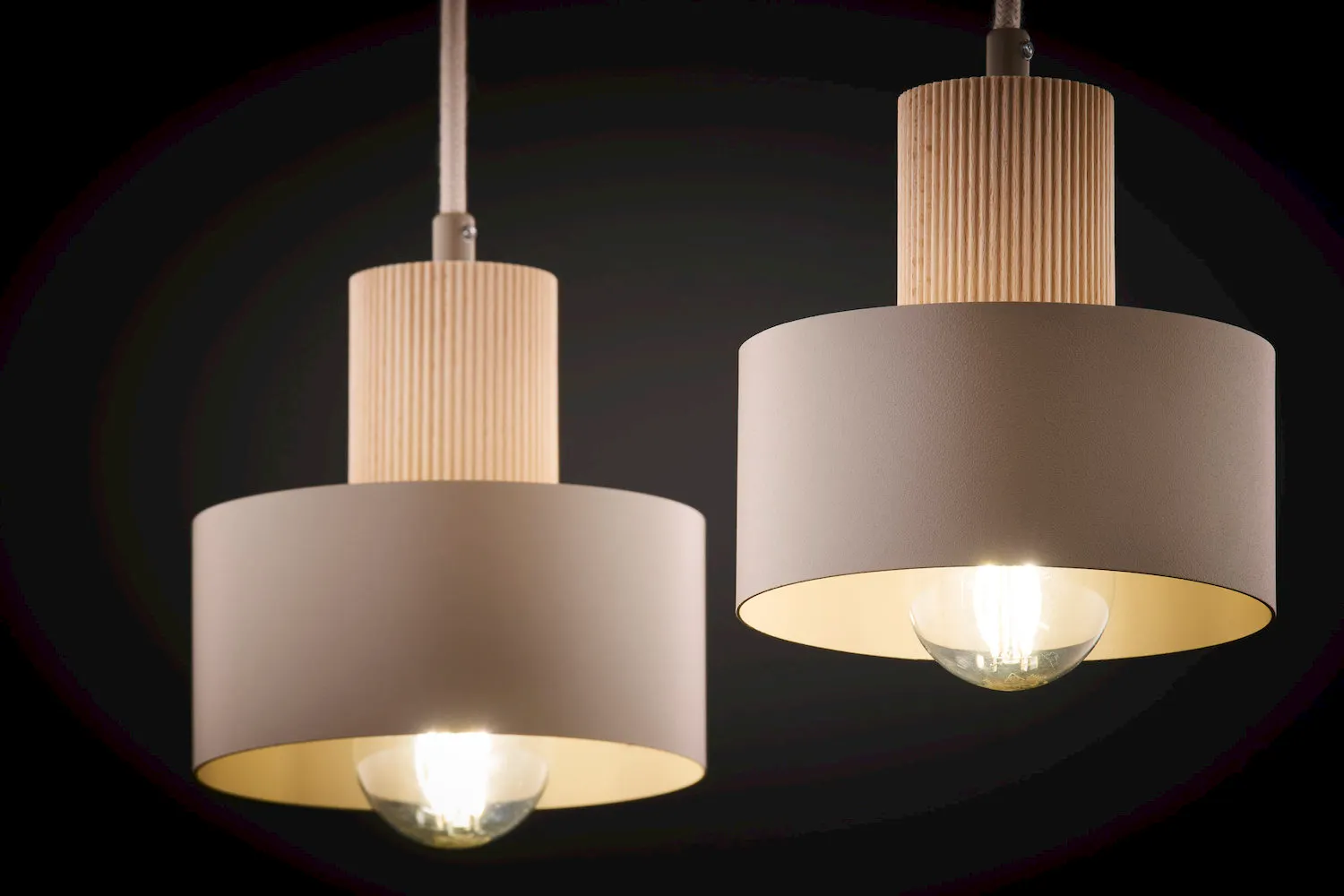 lampa sufitowa, podwieszany żyrandol, korpus metalowy, kolor beżowy, oswietlenie LED