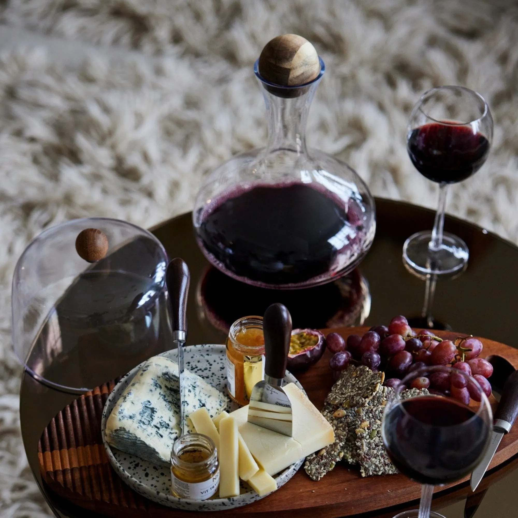 image wino, ser, talerz serowy, deska serowa, kieliszek wina