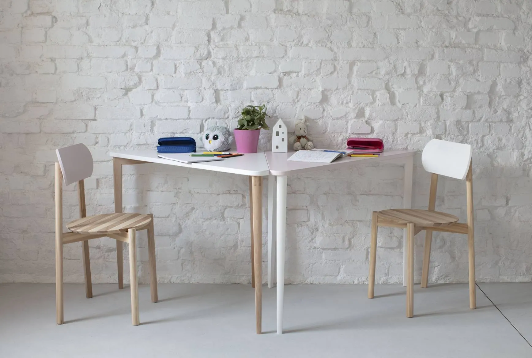 Biurko narożne NAJA 114x85 trójkątne niebieski blat/bukowe nogi - NRGB_NCD13