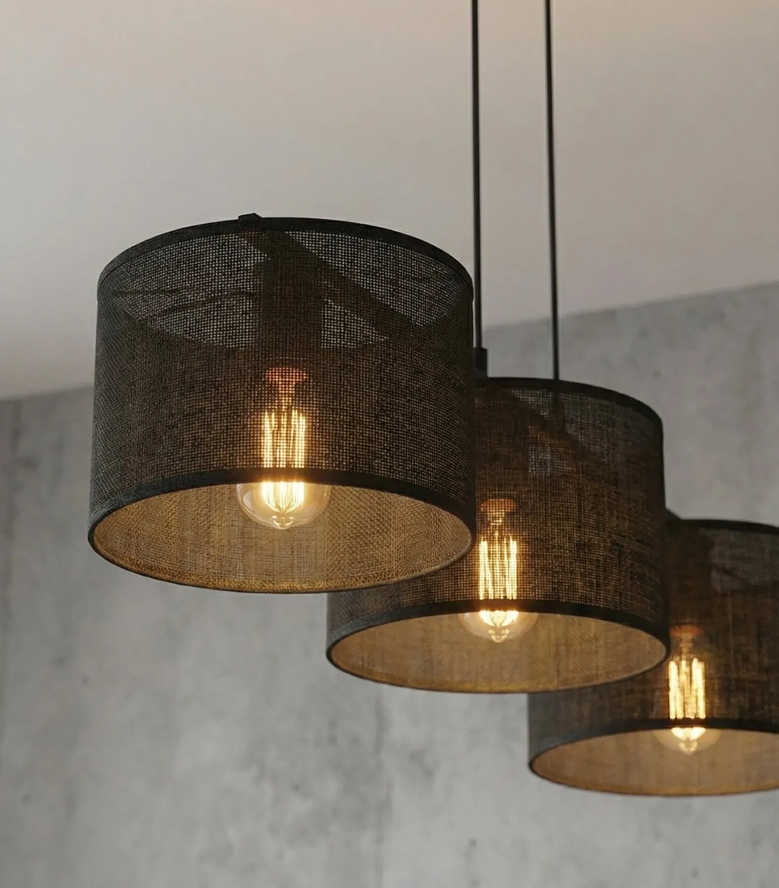 image lampa wisząca, lampa metalowa, abażur mesh, źródło światła, kolor czarny