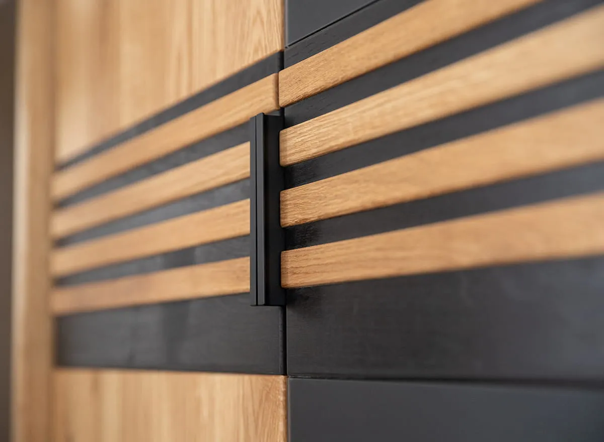 Szafa modułowa 4-drzwiowa ( podwójne drzwi szklane ) RAVELLO Dąb Olejowany, Czarny - ZIRAV04D02SZ