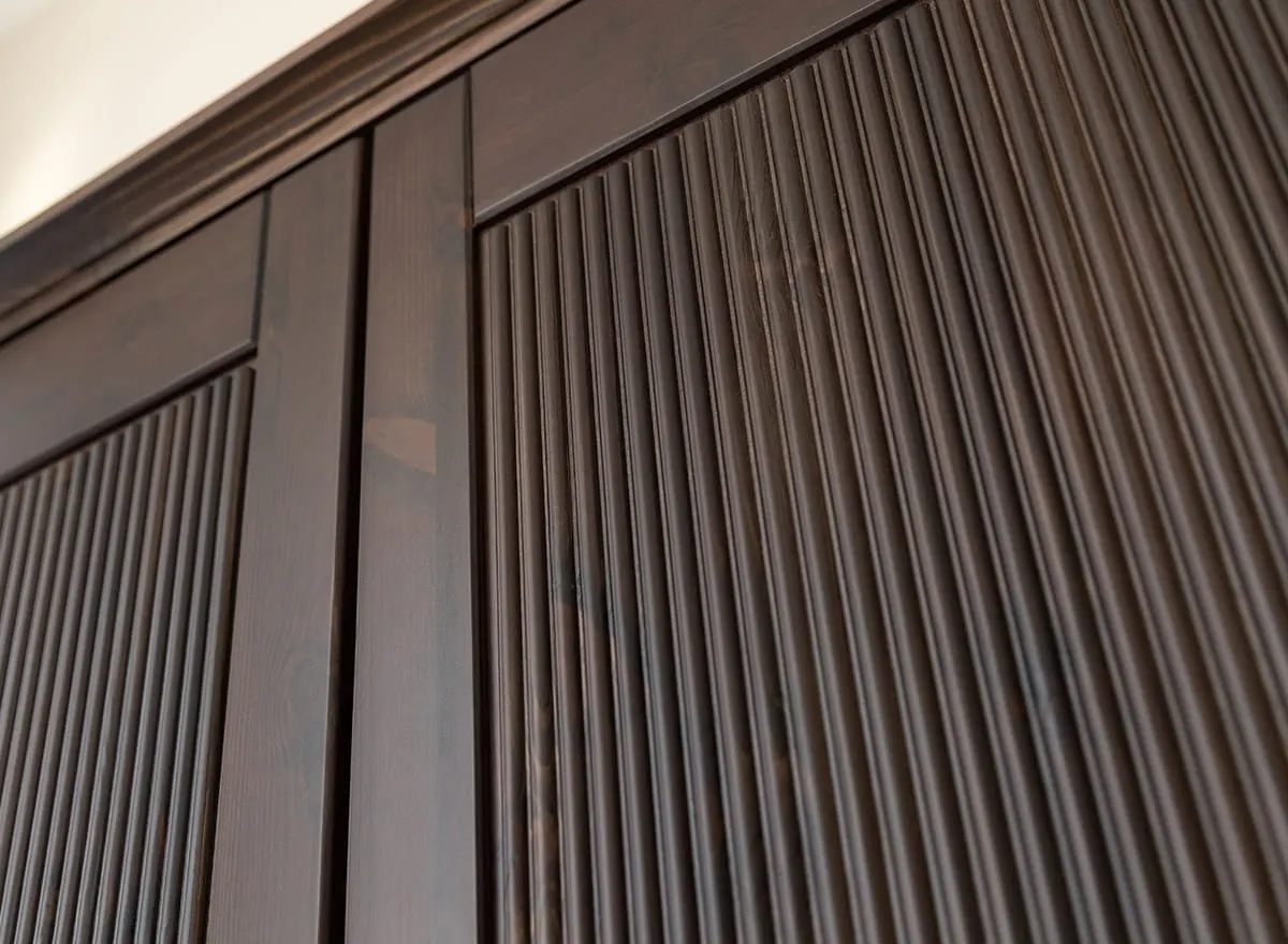 Szafa 3-drzwiowa drewniana ROSELLA 212x188 sosna ciemny brąz - SKROS02