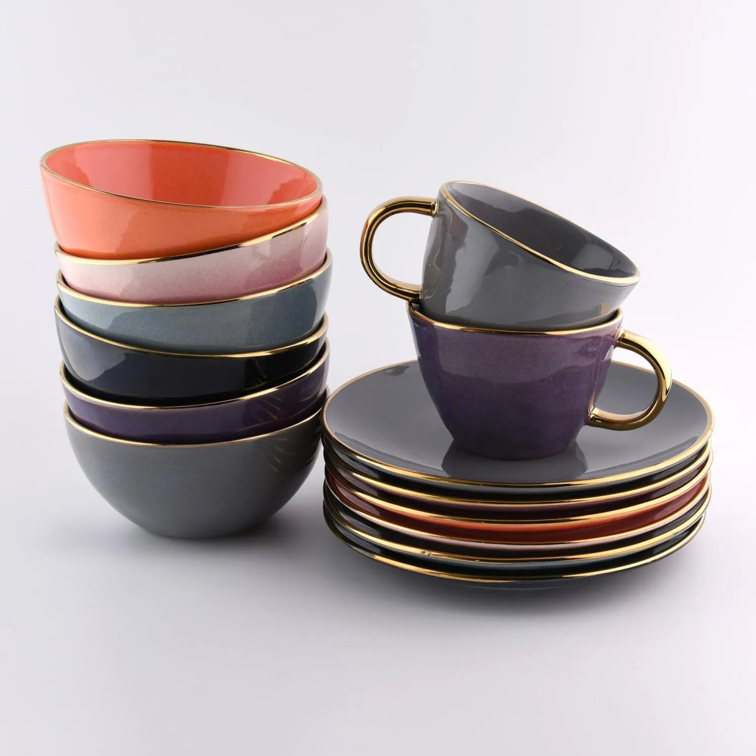 image porcelanowy zestaw, kubeczki do kawy, talerzyki, kieliszki złote obrączki, kolorowe filiżanki