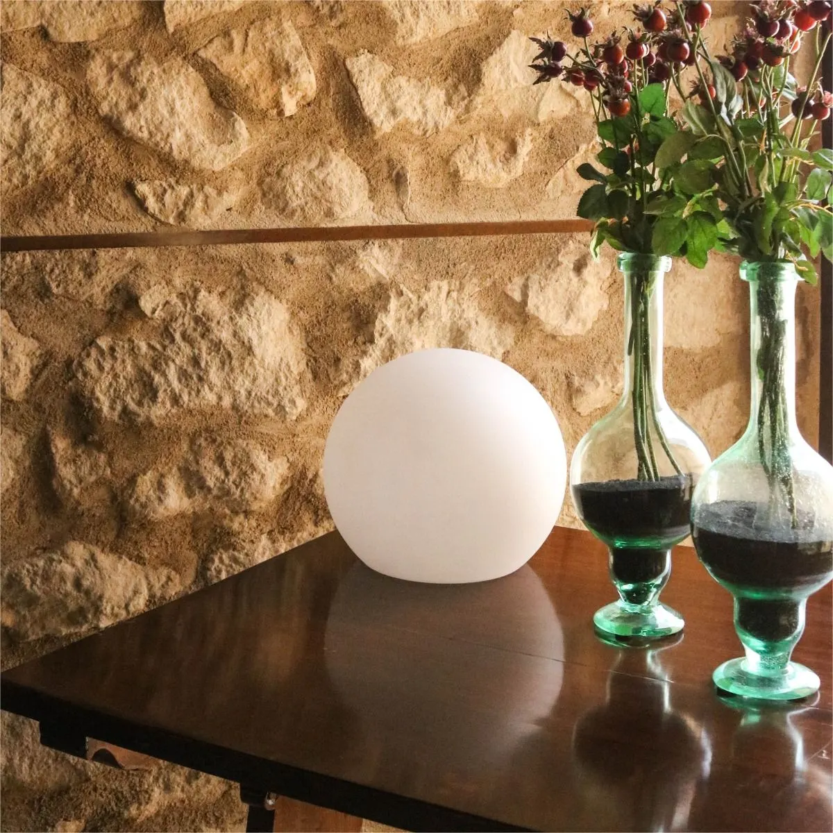 lampa kula, lampa sfera, biała orbita, zielone butelki szklane, dekoracja z kamiennej ściany