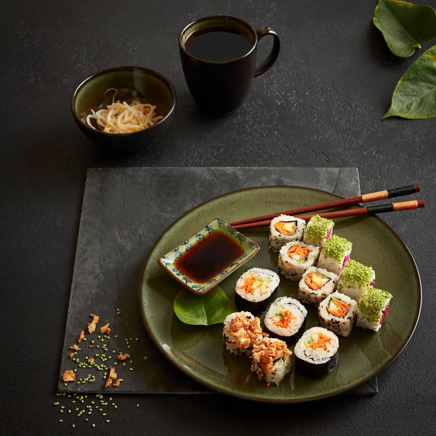 sushi, sushi rolls, makizushi, sojowy sos, pałeczki