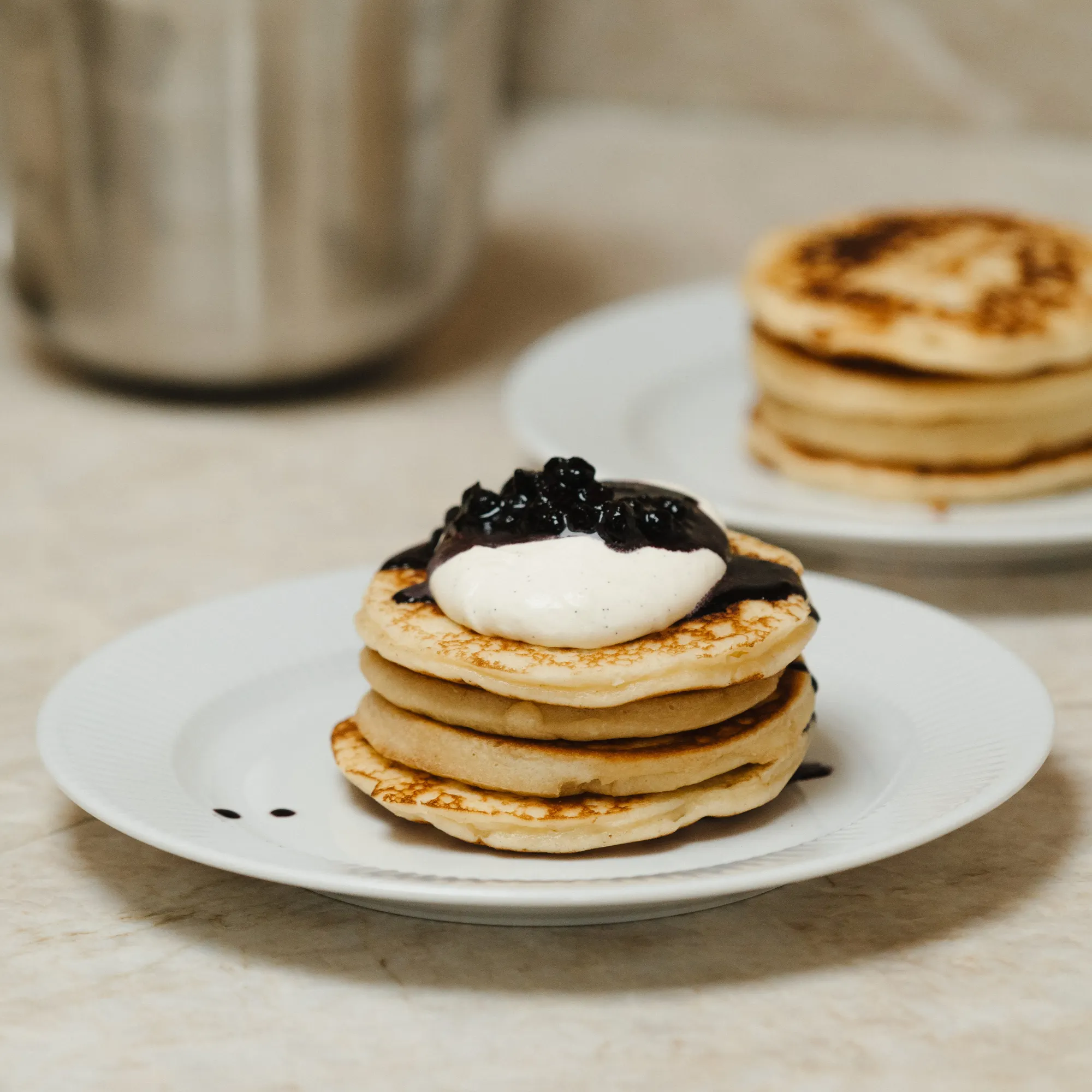 image naleśniki, pancakes, serek, jagodowy sos, kremowy toping