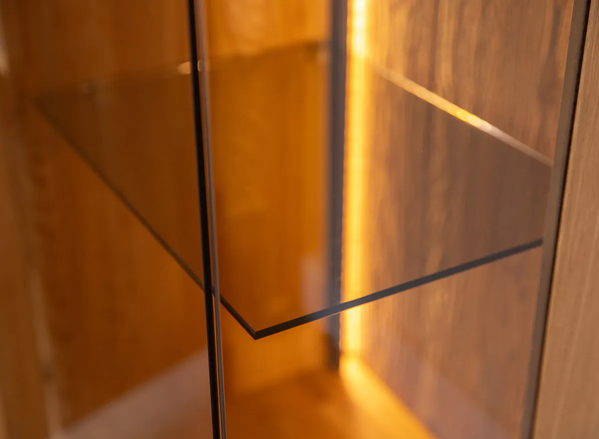 Witryna niska szklana dębowa COLLODI z oświetleniem - dąb olejowany - ZICOL13