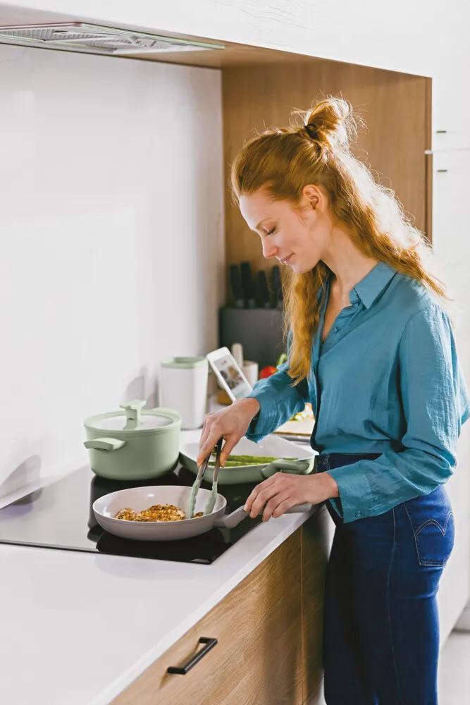 kuchnia, garnki, patelnia, patera?, odzież?