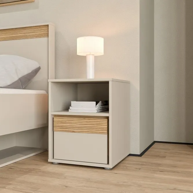 image siderowy, nocna półka, lampa, akcenty drewniane, półka na książki