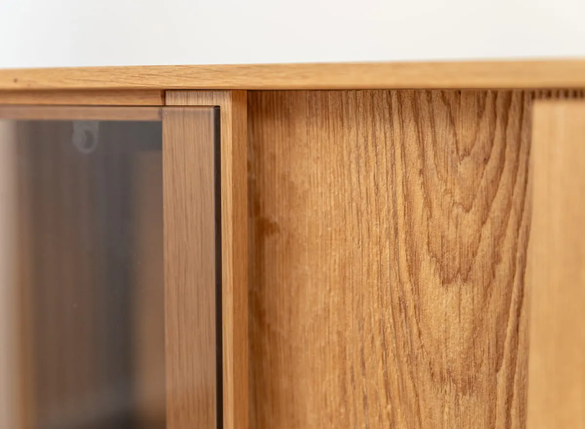 Komoda TV dębowa COLLODI z przeszkleniem i oświetleniem 185 cm - dąb olejowany - ZICOL09