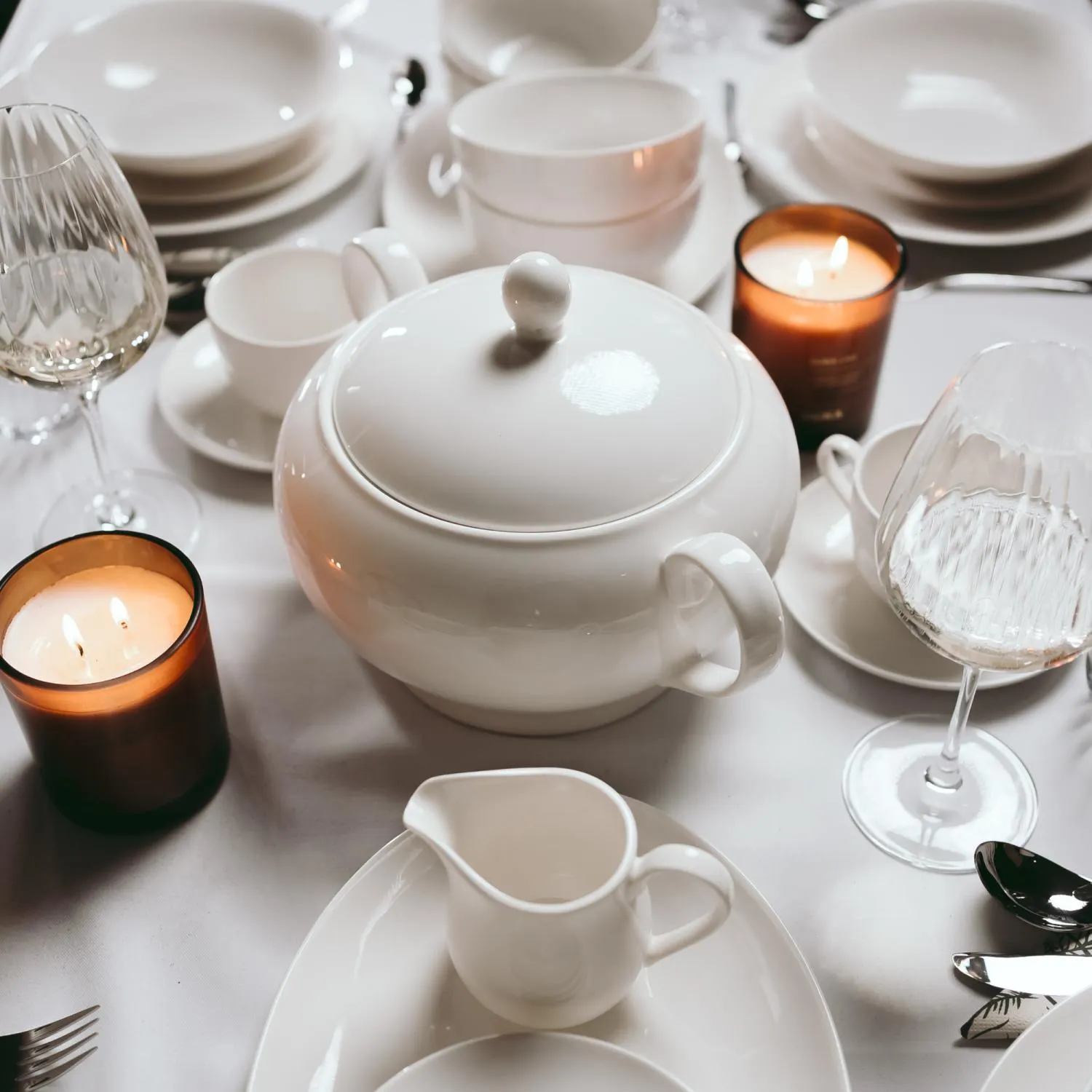 czajnik na porcelanie, kieliszki do wina, świeca zapachowa, serwis obiadowy, talerze porcelanowe