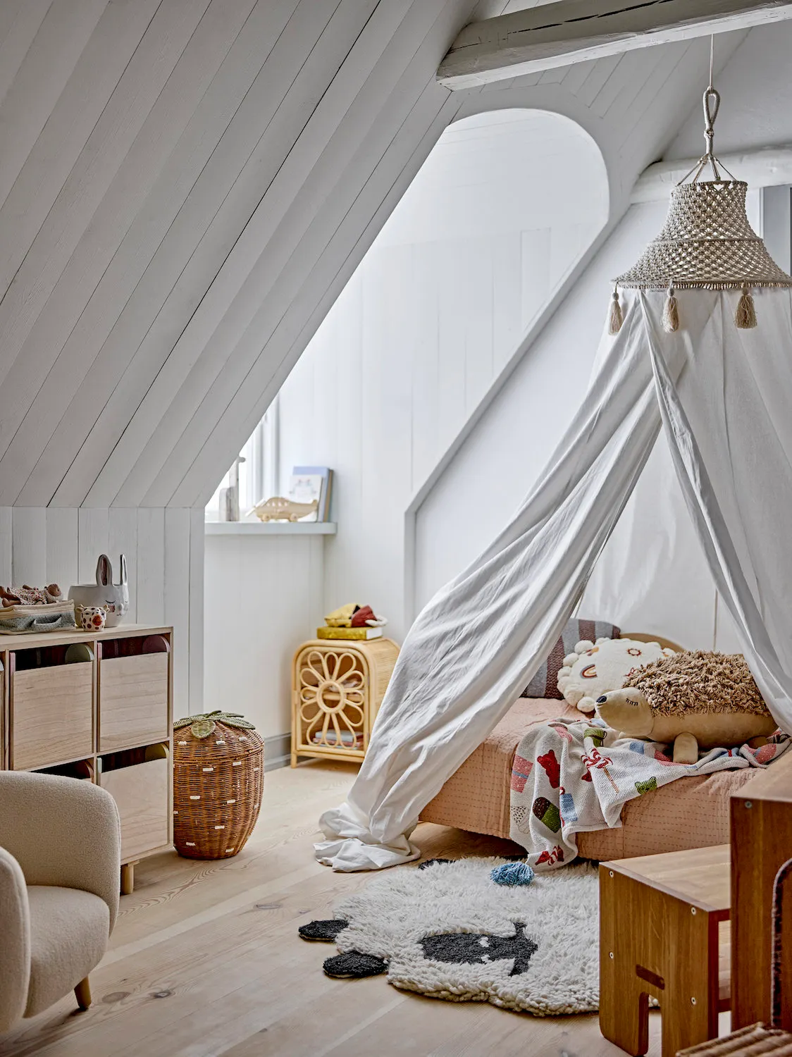 image pokój dziecka, tepee, bawełniana tkanina, biały wystrój, dywan z nadrukiem zwierzęcym