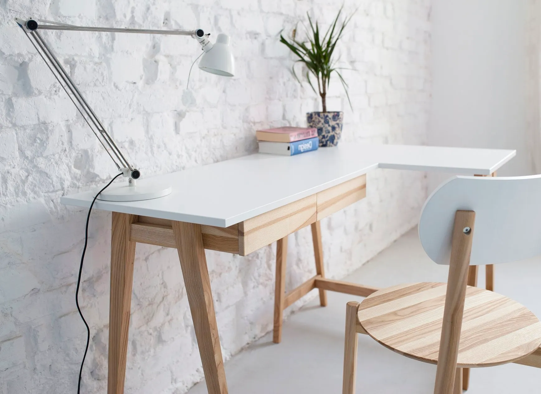 Biurko narożne z szufladą LUKA prawostronne 135x85 grafitowy blat/ drewniane nogi - RGB_CDLUK23_R