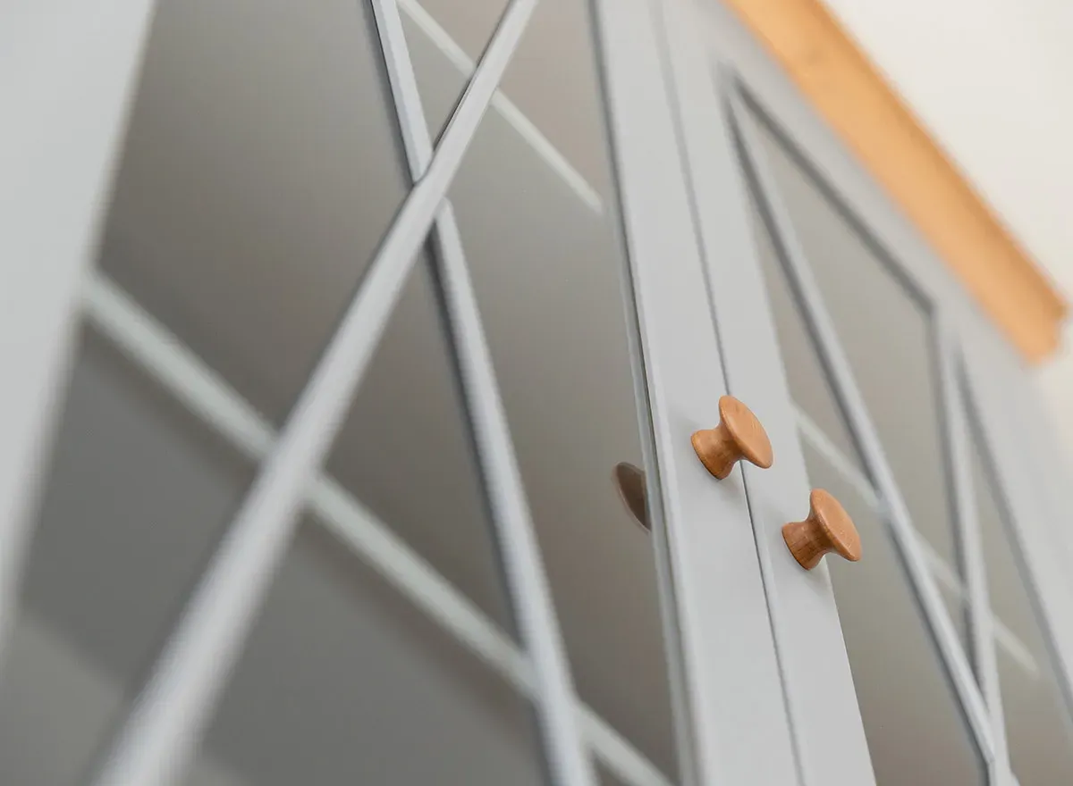 Witryna drewniana 4-drzwiowa z szufladą MARONE ELITE popielaty - PLMEL02/S