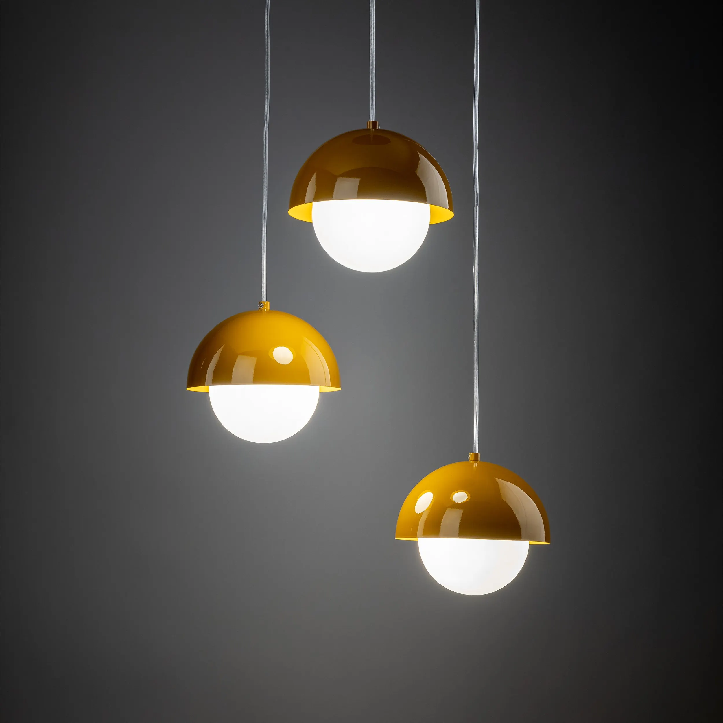 Lampa wisząca BONO żółta z białymi okrągłymi szklanymi kloszami na białych przewodach i okrągłej podstawie 140x31cm - TK_10266