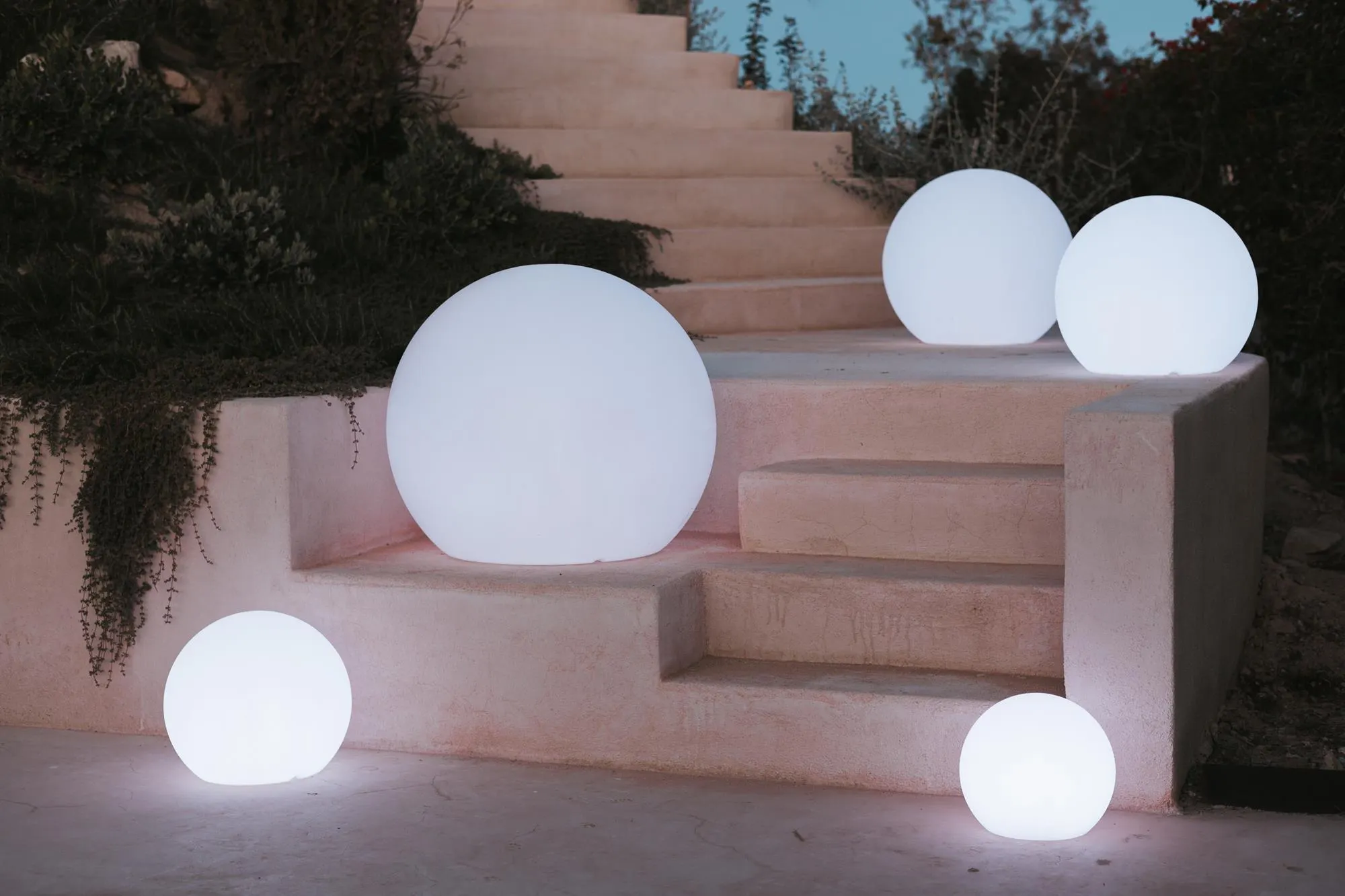 luminescencyjne kule, balony LED, oświetlone kule, stylowe dekoracje, kule ogrodowe