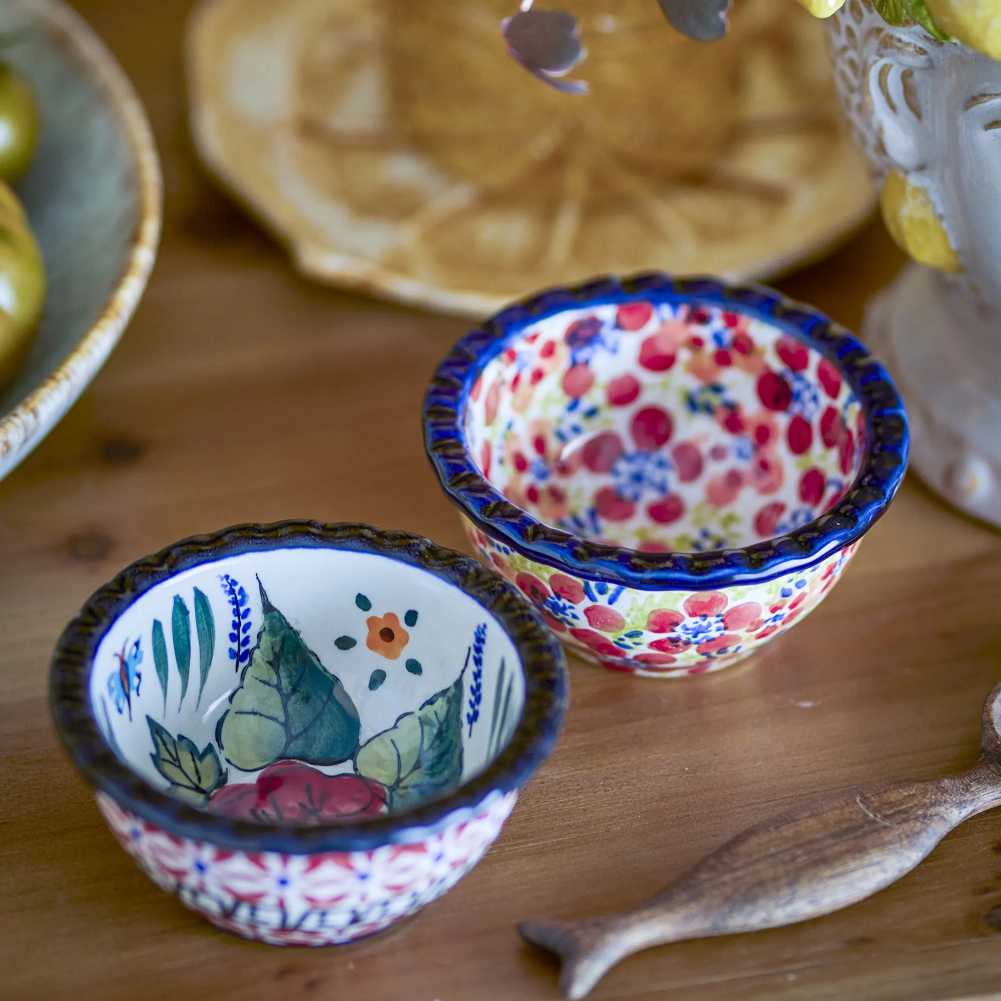 miska ceramiczna, miska ozdobna, ceramiczny kubek?, kolorowy wzór, ręcznie malowana