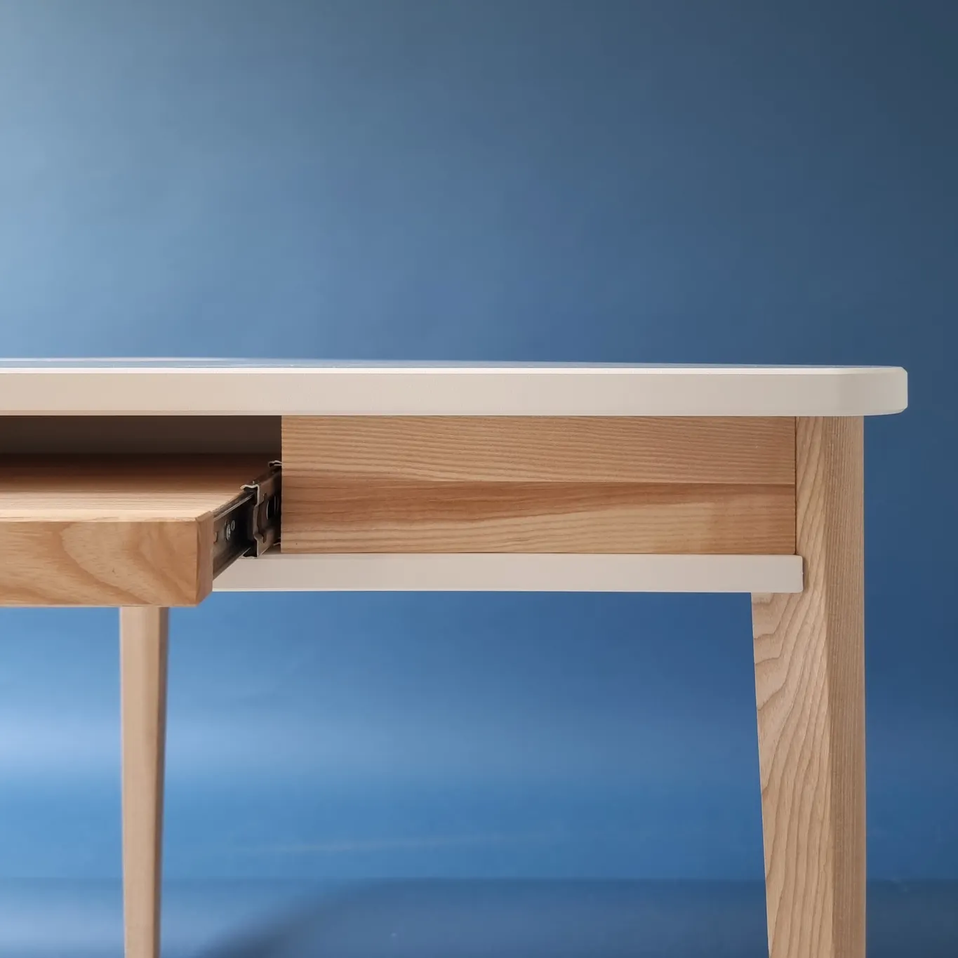 Biurko narożne ASHME z półką na klawiaturę 114x85 żółty blat/jesionowe nogi - NRAGABAACDKEY5