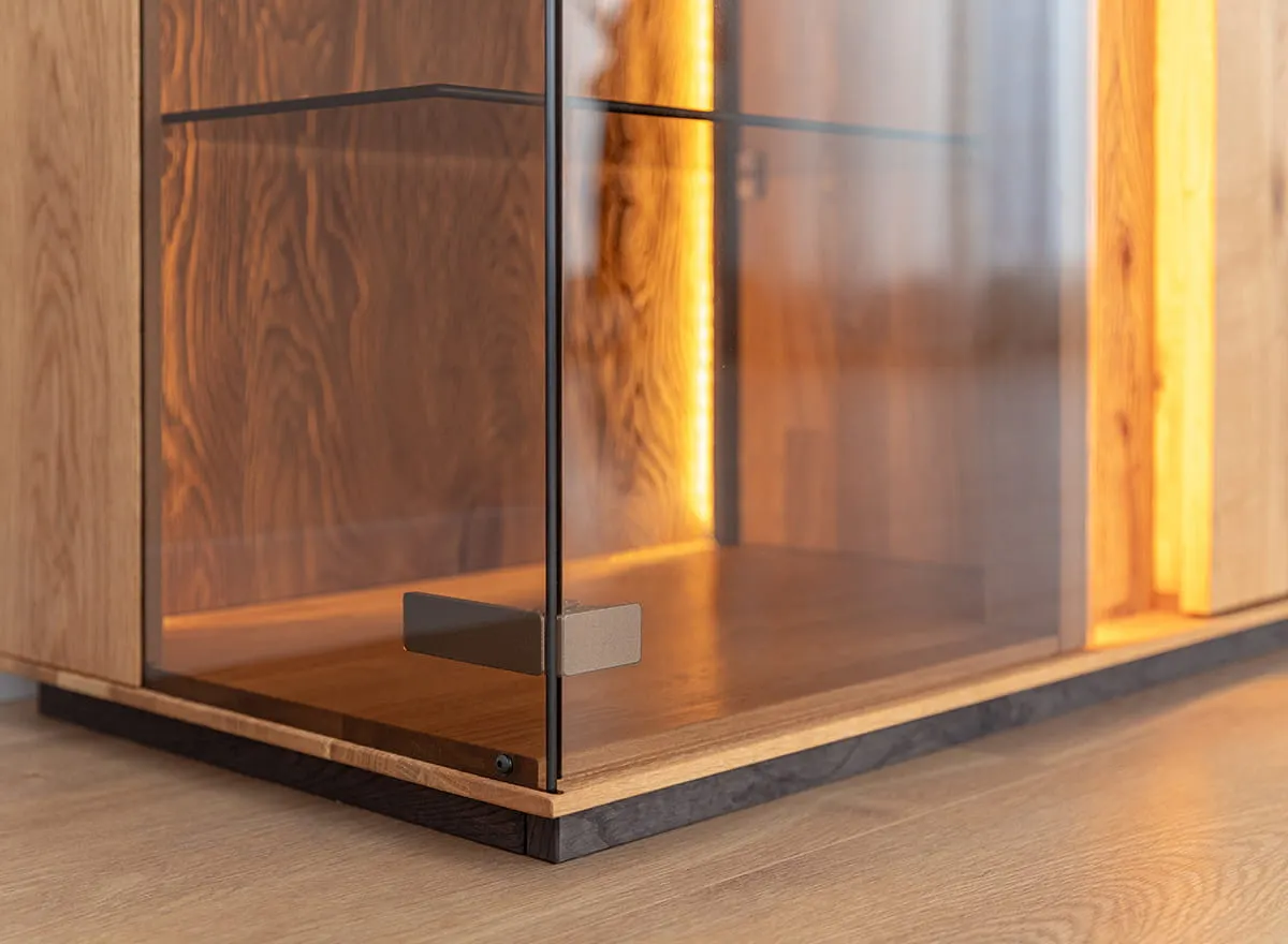 Komoda TV dębowa COLLODI z przeszkleniem i oświetleniem 165 cm - dąb olejowany - ZICOL08