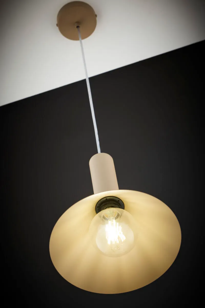 lampa wisząca, żarówka, metalowy abażur, kinkiet, kolor beżowy