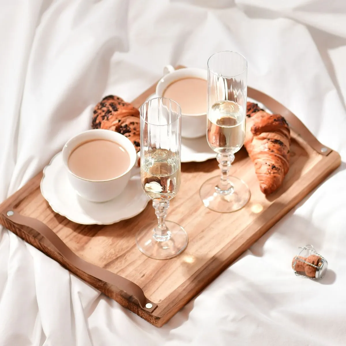 image stolik serowy, talerz na przekąski, kieliszki do szampana, kawa mleczna, rogaliki