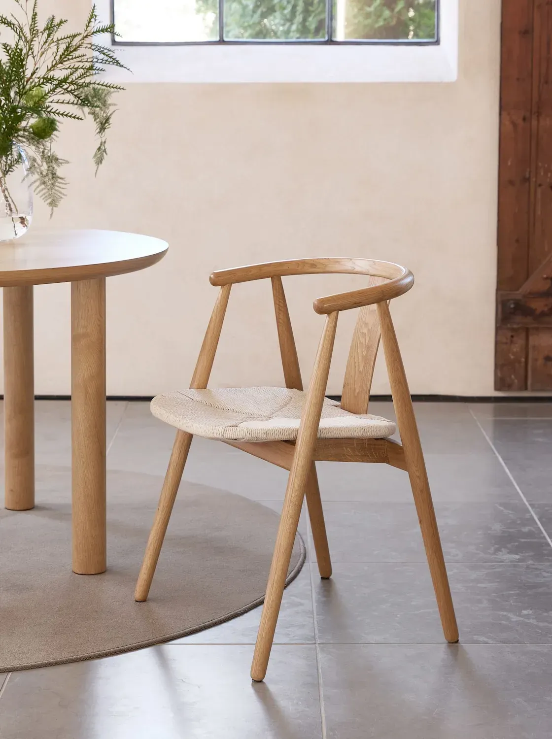 Krzesło drewniane okrągłe RELATE z podłokietnikami naturalny - UN_49560000