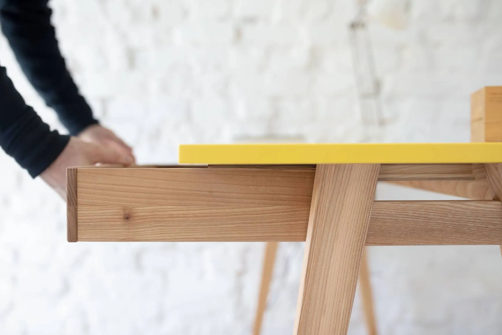 Biurko jesionowe narożne LUKA Lewe z szufladą 115cm x 85cm kremowe kolor nóg naturalny — zdjęcie 7