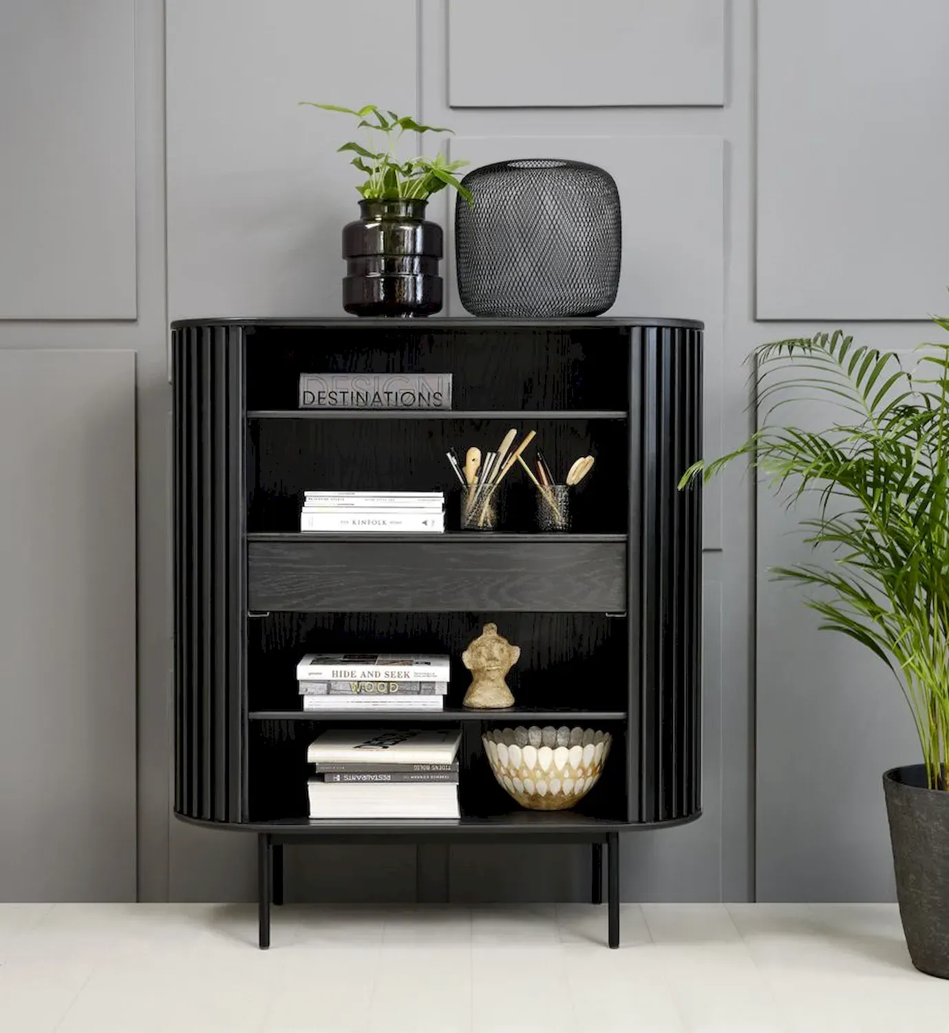 Komoda wysoka 2-drzwiowa SIENA z szufladą ryflowana czarna - UN_46094640