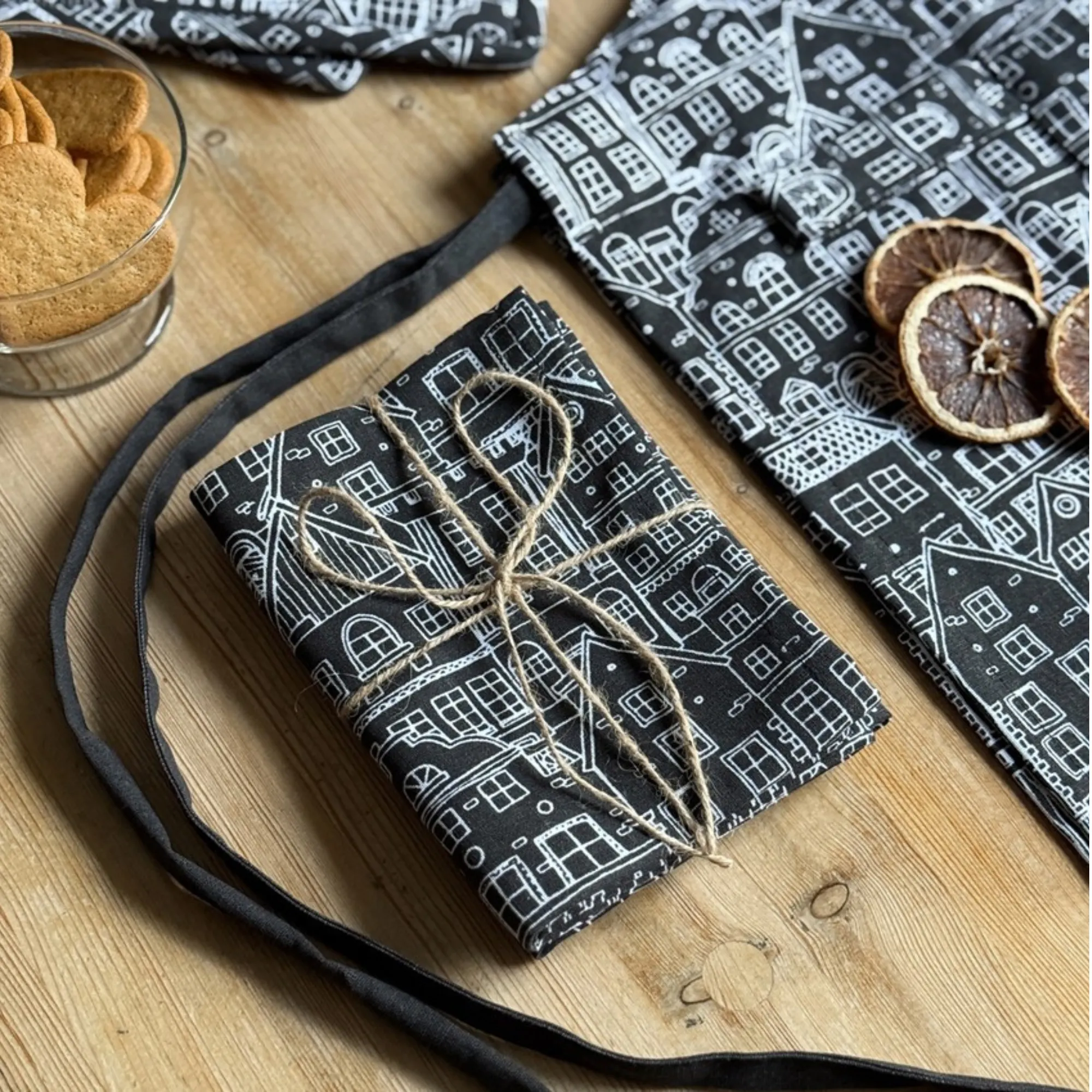 image prezent, opakowanie, szaro-czarny, wzór miejski, sznurek