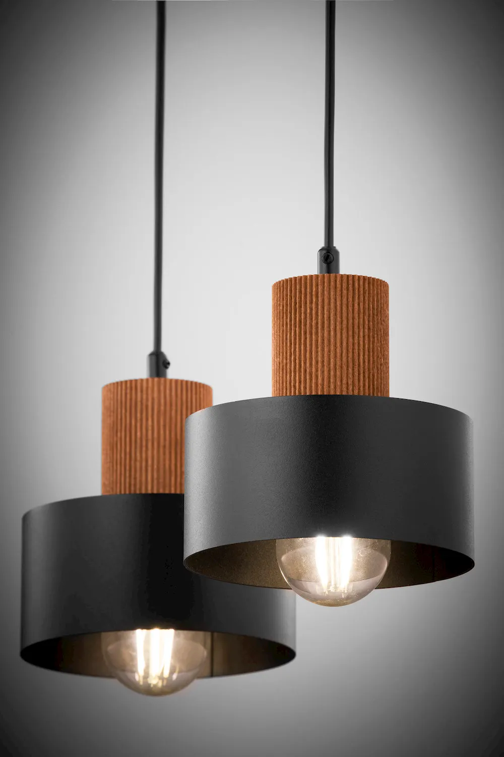 image lampa wisząca, pendant lamp, czarna lampa, koralikowy abażur, metalowy klosz