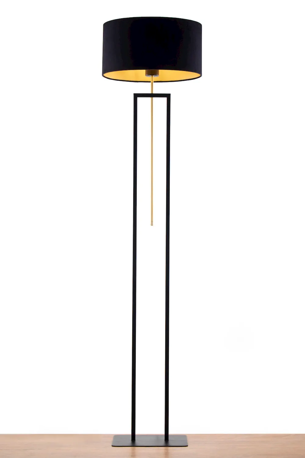 lampa podłogowa, czarna lampa, metalowa konstrukcja, czarny abażur, żarówka LED/żarówka w środku