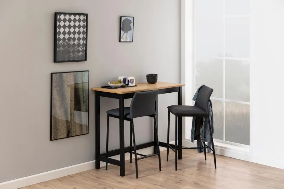 stolik barowy, krzesła barowe, blat drewniany, szare krzesła, galeria na ścianie