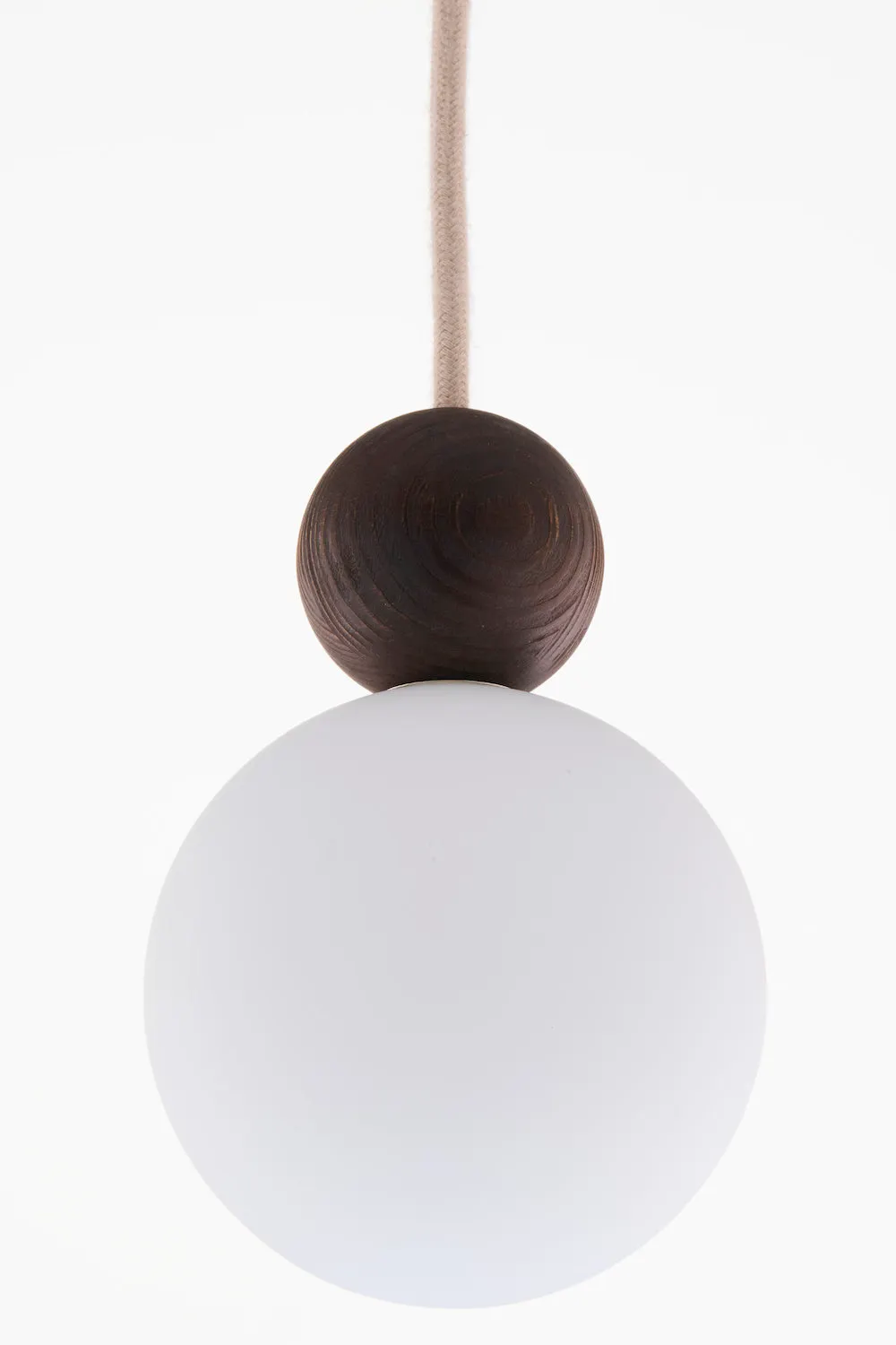 lampa wisząca, kula drewniana, glob lampowy, białe koło, kabel drewniany