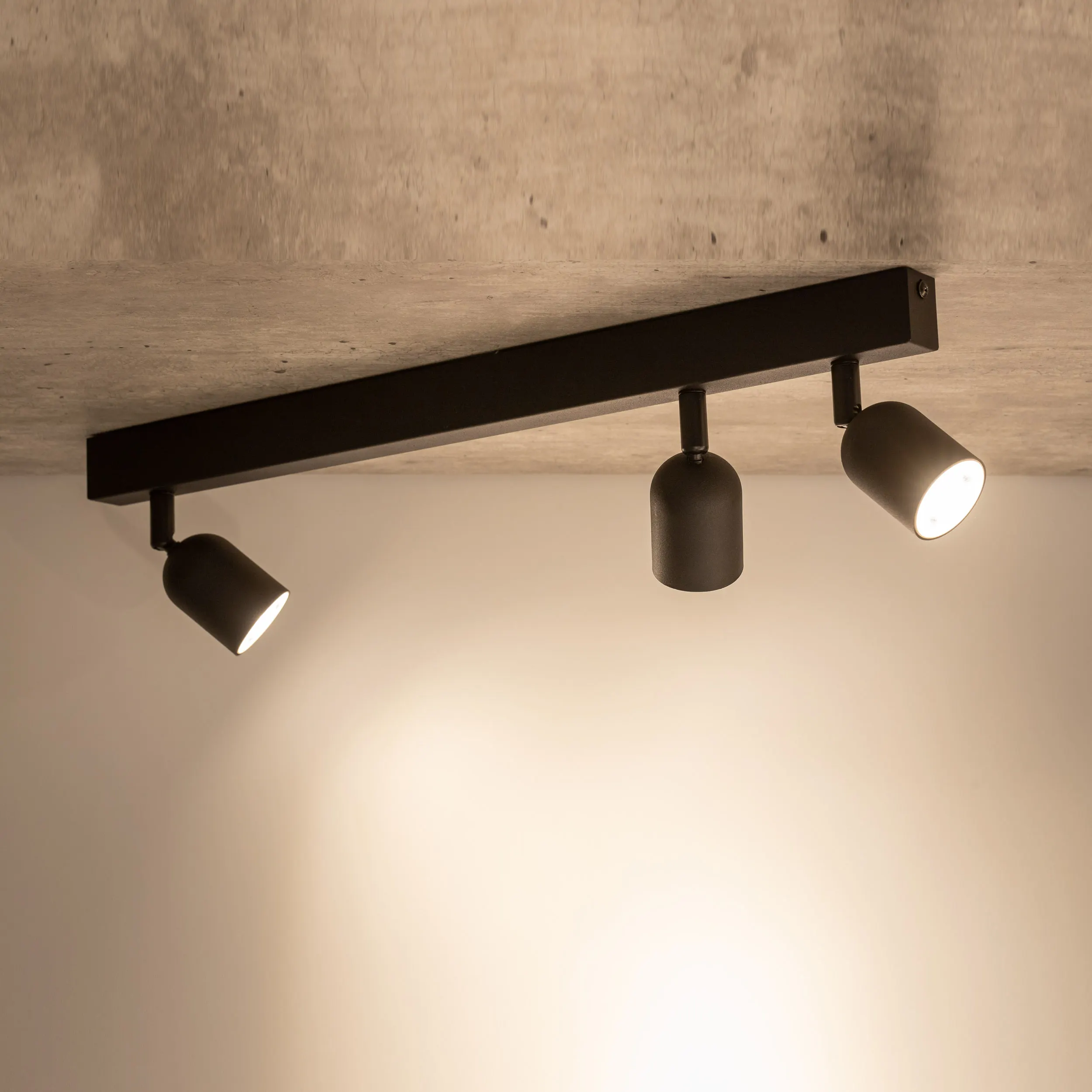 Lampa sufitowa TOP czarna na metalowej listwie regulowana 74x18x16cm - TK_4762