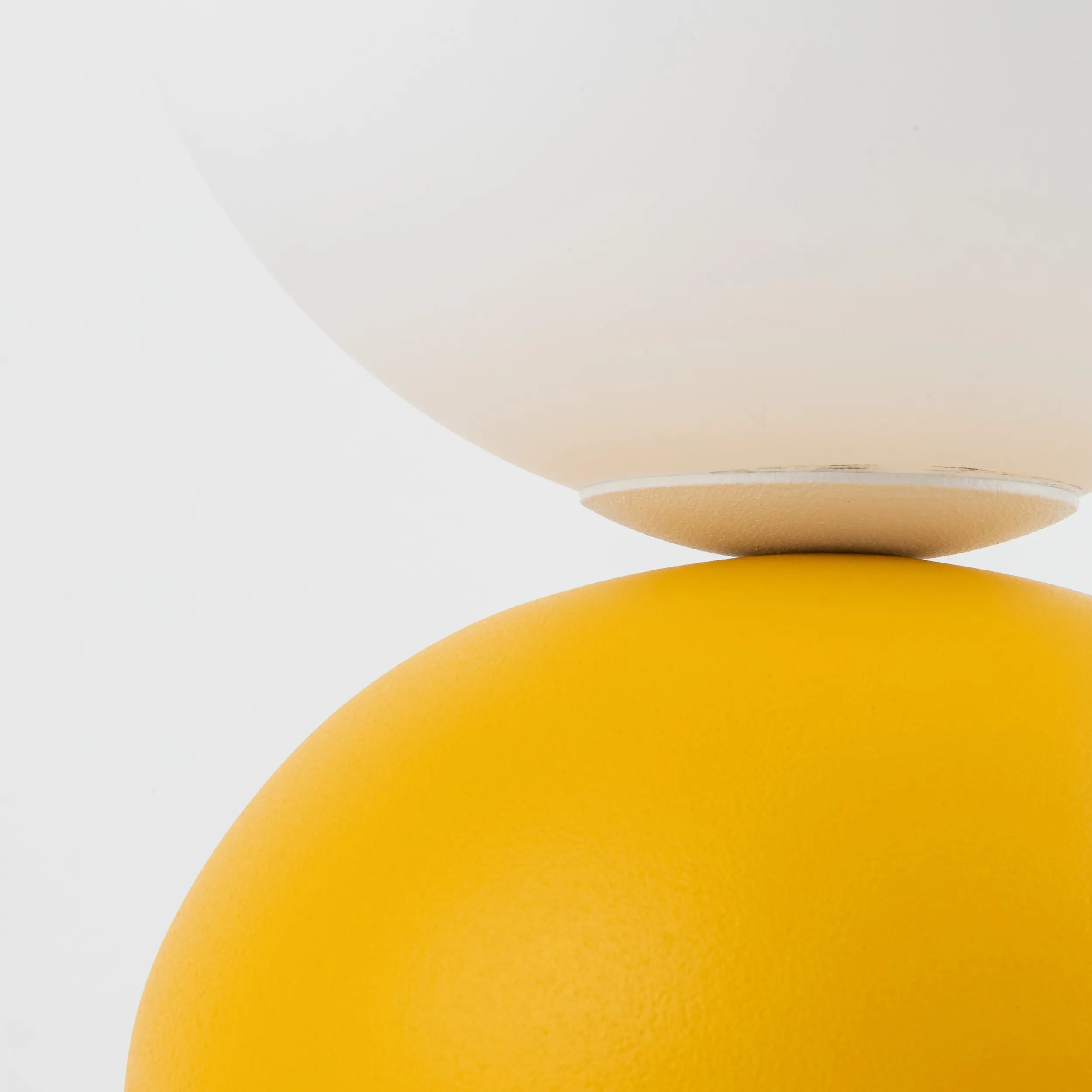 Lampka nocna MIKI żółta z białym okrągłym szklanym kloszem 21x12cm - TK_16040