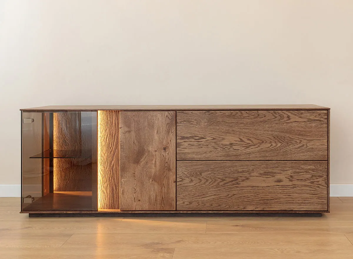 Komoda TV dębowa COLLODI z przeszkleniem i oświetleniem 165 cm - tabacco - ZICOL08T